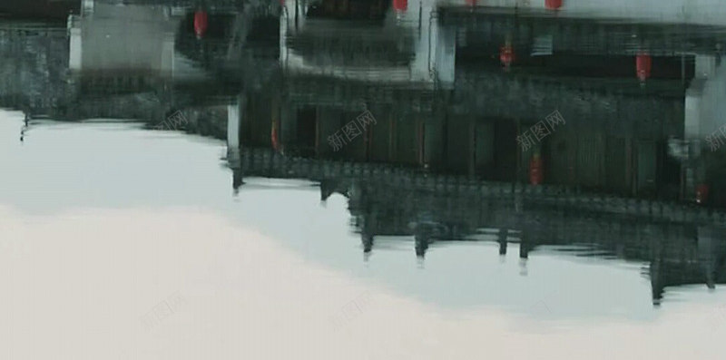 河边黑瓦白墙的老房子png免抠素材_新图网 https://ixintu.com 倒影 旧式建筑 河 红白房子