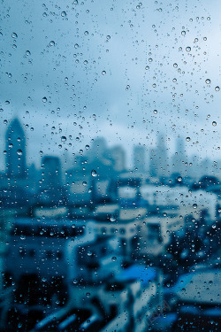 下雨天窗户意境景素材