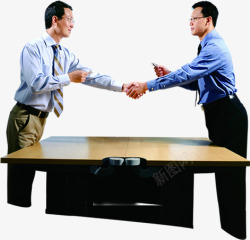 谈判桌谈判桌上的公司团队高清图片