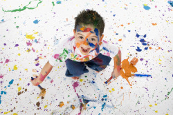 孩子画笔涂满颜料的儿童高清图片