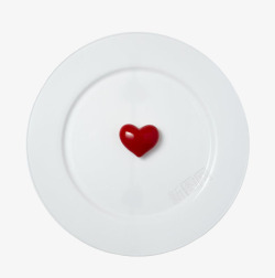 放着一颗爱心的白色餐碟素材