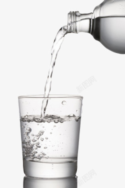 饮用水倒水透明水杯塑料瓶高清图片