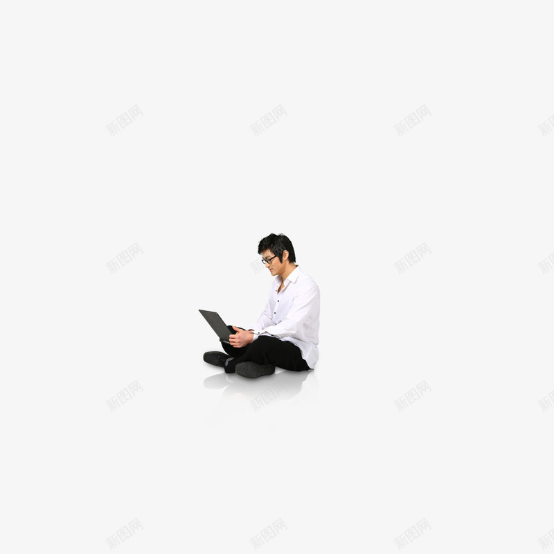 坐下的男人png免抠素材_新图网 https://ixintu.com IT男 坐下的男人 电脑男 男人