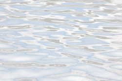 波光粼粼白色水面波纹高清图片