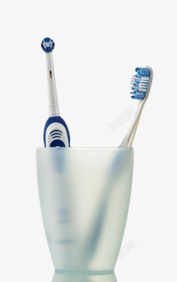 真毛刷毛白色塑料杯里的两个牙刷实物高清图片