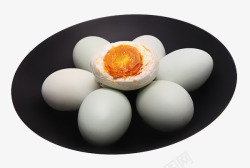 一半鸭蛋黄盘子里的咸蛋高清图片