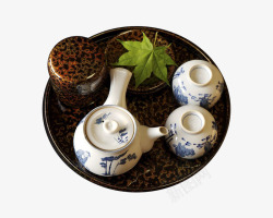 盘中的茶盘中的日式茶具组合高清图片