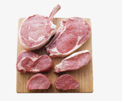 菜板上的食材五花肉菜板上的新鲜牛肉食材高清图片
