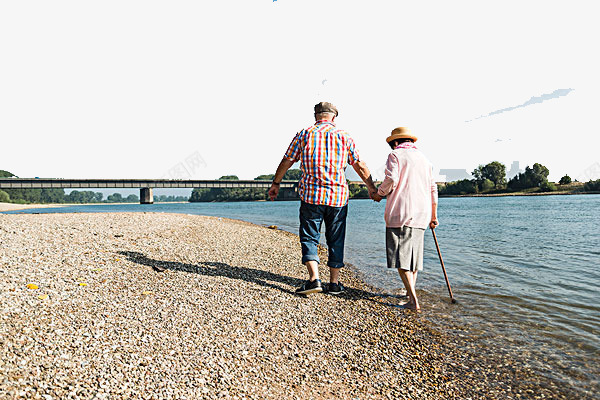 在河边背影png免抠素材_新图网 https://ixintu.com 两位 在河边 沙滩上 老人