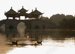 夕阳里夕阳里的五亭桥剪影高清图片