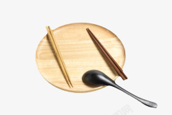 木制工具棕色木质纹理放着黑色勺子和筷子高清图片