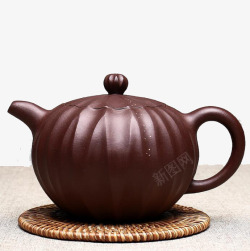 桌上的紫砂陶瓷茶壶和杯垫素材