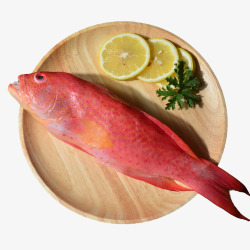 南非进口新鲜黄柠檬盘中的红鱼高清图片
