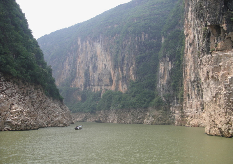 三峡大坝自然风景png免抠素材_新图网 https://ixintu.com 三峡大坝 大坝 小船 水波 水面 湖水 自然景观 自然风景 高山