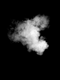 白色漂浮粉末漂浮飘散的白色热气云朵烟雾高清图片
