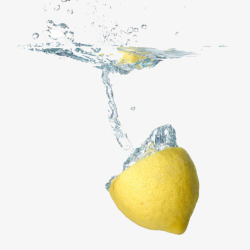 半透明水滴切断的柠檬沉水高清图片