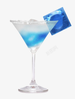 透明酒杯上挂着一个蓝色包装的避素材