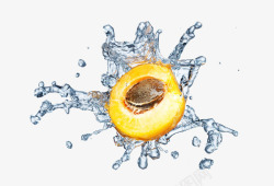美味的水蜜桃水中的桃子片高清图片