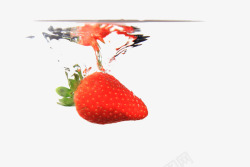 掉入水里的草莓素材