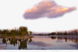湖面上的湖面上的云彩高清图片