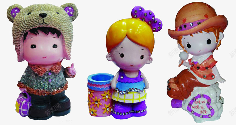 玩具玩偶瓷娃娃三个png免抠素材_新图网 https://ixintu.com 可爱的 喜爱的 实用 戴帽子的瓷娃娃 瓷娃娃 笔筒 装饰