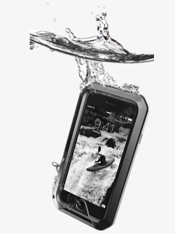 手机掉入水里素材
