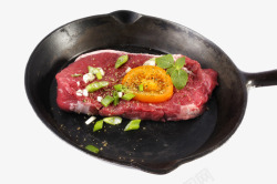 煎牛肉牛腿排和煎锅摄影高清图片
