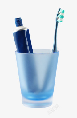挤满牙膏的牙刷蓝色塑料杯子里的牙膏和牙刷高清图片