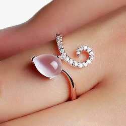 月光石戒指产品实物粉色桃花石彩金戒指高清图片