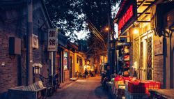 黑白色胡同夜晚的北京胡同集市高清图片