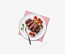 红色的牛肉脯红色餐布和盘子中的牛肉高清图片