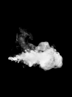烟雾元素漂浮飘散的白色云朵热气烟雾的高清图片