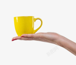 黄色咖啡杯手捧黄色咖啡杯特写展示高清图片