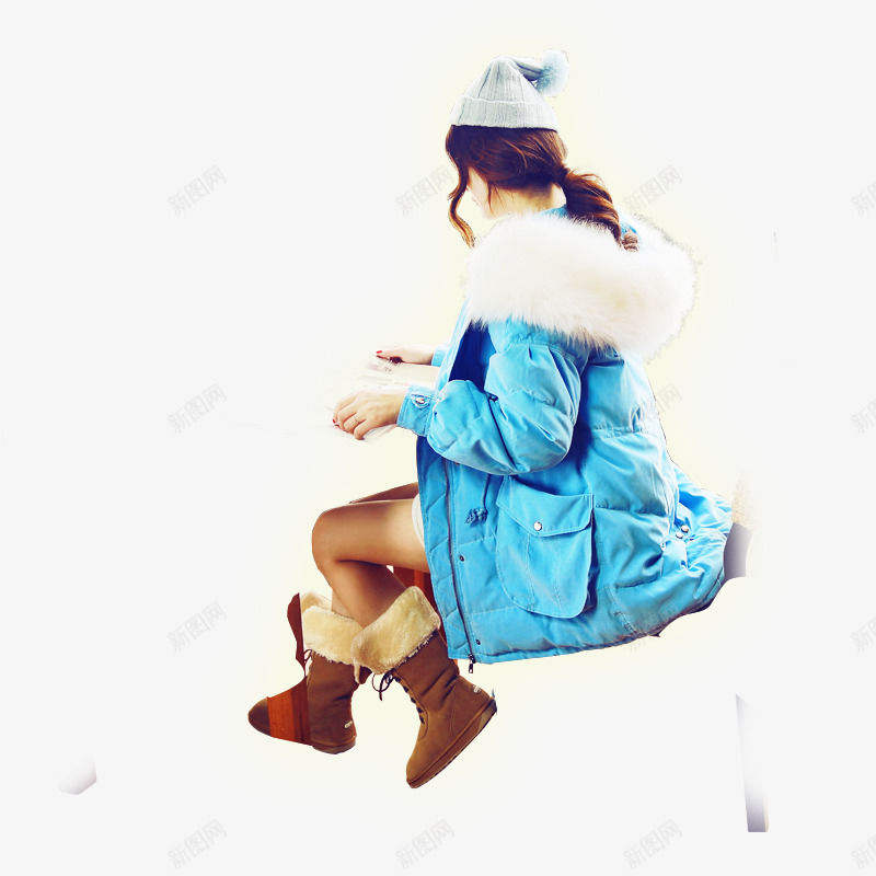 身穿蓝色大衣看书的女孩png免抠素材_新图网 https://ixintu.com 土黄色雪地靴 灰色帽子 看书 背影 蓝色大衣 蓝色羽绒服 靴子