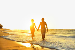 男女情侣沙滩上的情侣背影高清图片