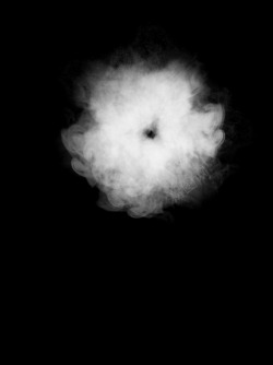 白色烟圈漂浮飘散的烟团烟圈烟雾高清图片