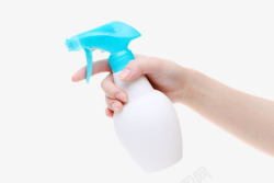 瓶子按压时手拿着白色瓶装喷雾清洁用品实物高清图片