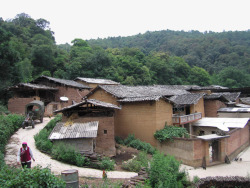 泥瓦房纯朴的村子高清图片