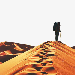 远眺一步一个脚印走在沙漠里的人高清图片