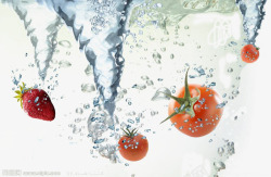 水中草莓清洗水果高清图片