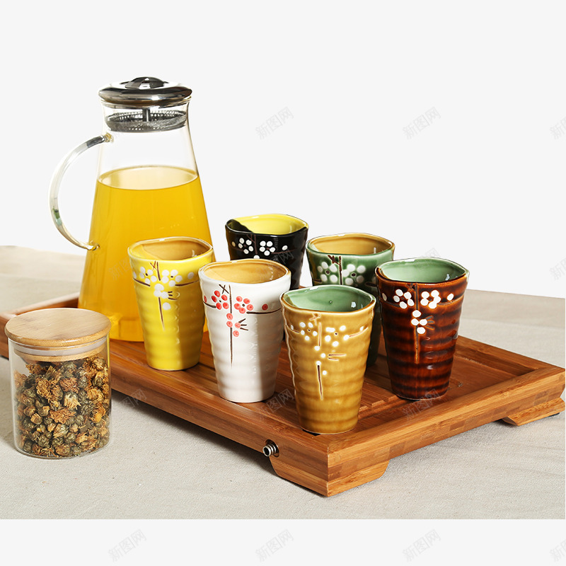 木板上的杯子png免抠素材_新图网 https://ixintu.com 产品实物 橙汁 玻璃杯子 纹理 黄色
