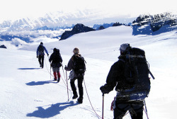 徒步人物雪地中的徒步人物高清图片