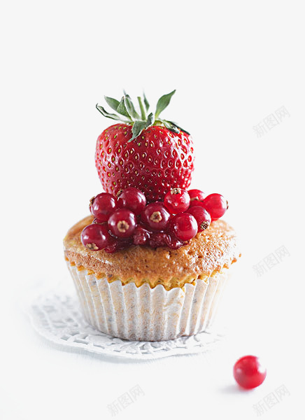 红色草莓蛋糕png免抠素材_新图网 https://ixintu.com 水果蛋糕 甜食 草莓蛋糕 蛋糕 食物