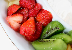 草莓猕猴桃水果拼盘素材