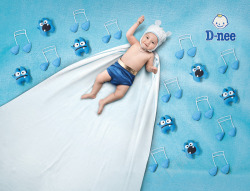 蓝色音符躺着的婴儿背景海报素材