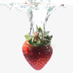 水中草莓在水中的草莓高清图片