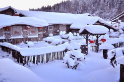 堆满雪的房顶堆满雪的房屋高清图片
