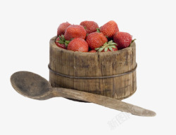 木质长柄木汤勺和装满红色草莓的木桶高清图片