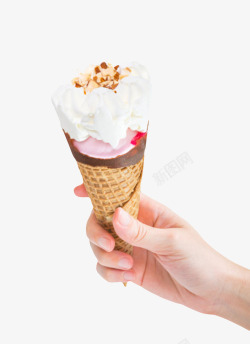 手拿冰激凌手拿着一条草莓味花生味的冰激凌高清图片
