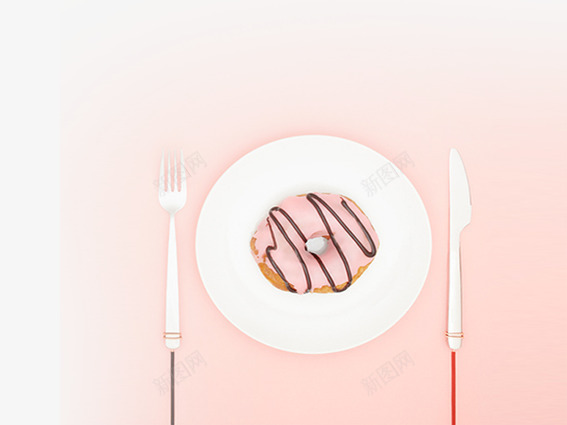 草莓甜甜圈png免抠素材_新图网 https://ixintu.com 刀子 叉子 巧克力酱 白瓷盘 草莓味甜甜圈